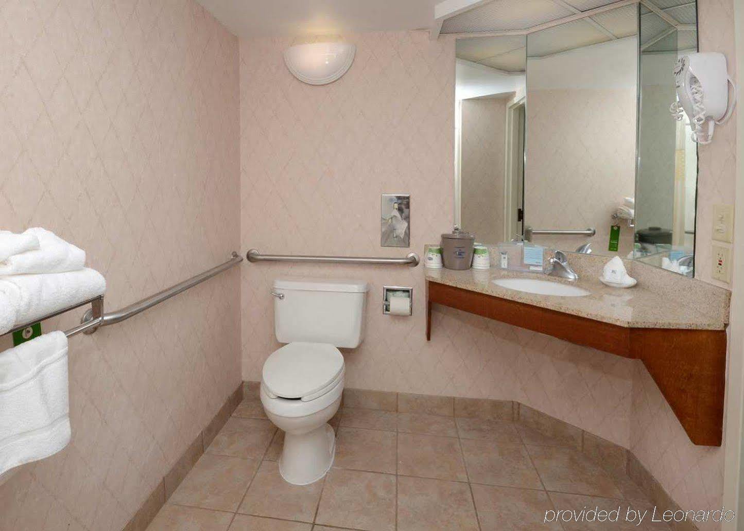 Hampton Raleigh/town Of Hotel 3*